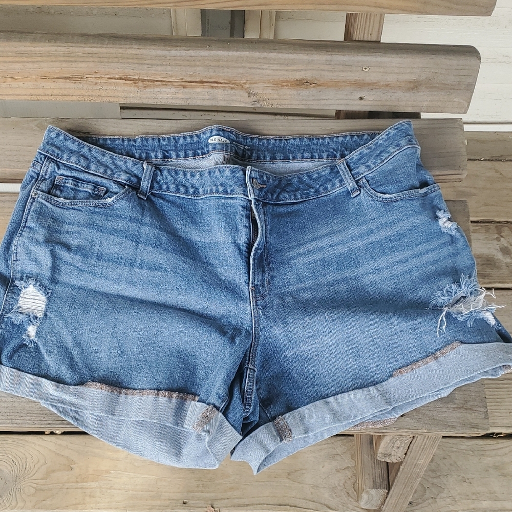 Mid- Rise Boyfriend Short